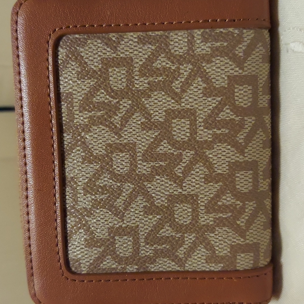 DKNY Signature Wallet - Picture 2 of 9